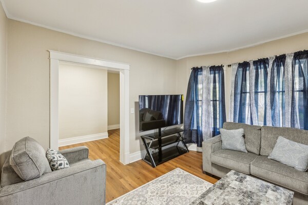 Cozy Upper Flat Minutes From Niagara Falls 3 Bedroom Apts - Fort Niagara State Park, Youngstown