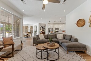 Ferienhaus, 6 Schlafzimmer | Wohnbereich | Smart-TV