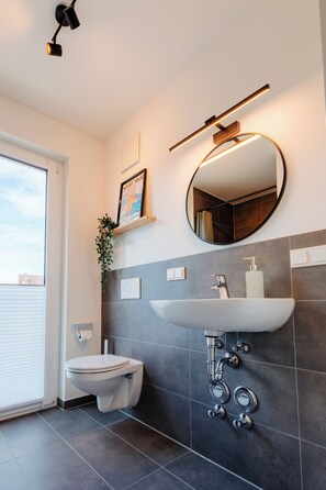 Shower, hair dryer, towels, soap - hestlehomes: City Villa on the Leine No. 1 – central, stylish, and cozy (Göttingen)
