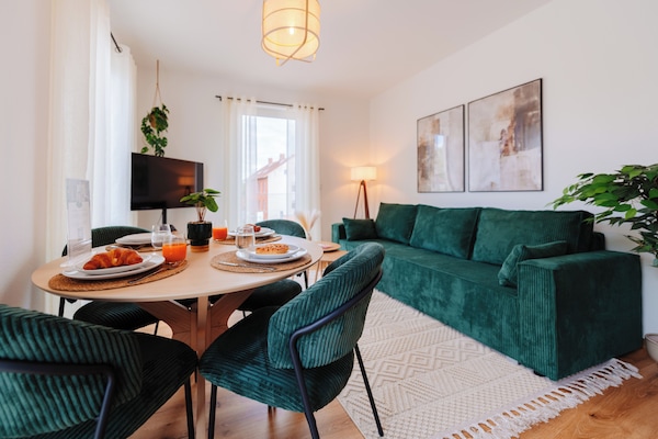 Das Wohnzimmer mit grünem Schlafsofa