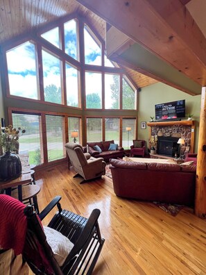 Smart TV, fireplace, stereo - Cozy Up by the Fireplace This December in the Blue Ridge @Piney Creek Retreat (Piney Creek)