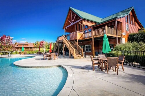 Piney Creek Retreat: 4BR Cabin w/ Mountain Views, Deck & Game Room