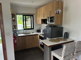 Refrigerador, horno, placa de cocina, tetera/pava eléctrica