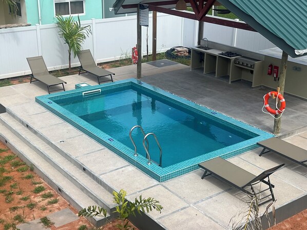 Outdoor pool, sun loungers - Chez Rona (Praslin Island)