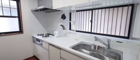 Fridge, microwave, stovetop, dishwasher