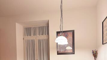 Classic-Apartment, Bergblick | Wohnbereich | Fernseher