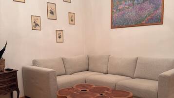 Classic-Apartment, Bergblick | Wohnbereich | Fernseher