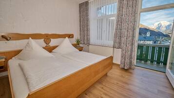 Classic-Doppelzimmer, Bergblick | Schreibtisch, kostenloses WLAN