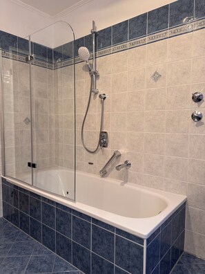 Condo clásico, vista a la montaña | Baño | Tina, secadora de cabello, toallas, jabón 