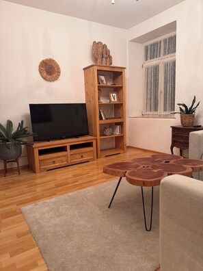 Classic Condo, Mountain View | Living area | TV