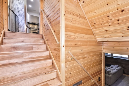 Newly renovated snowmobile basecamp! Easy trail access right in St. Germain.