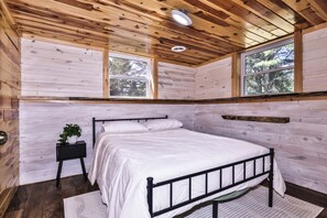 4 عدّة غرف نوم وواي فاي مجانًا وملاءات أسرّة