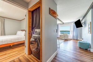 3 slaapkamers, een strijkplank/strijkijzer, reisbedje, gratis wifi