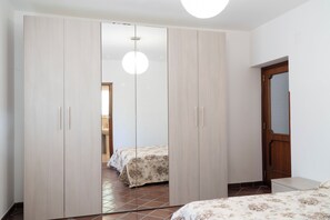 3 slaapkamers, een strijkplank/strijkijzer, gratis wifi, beddengoed