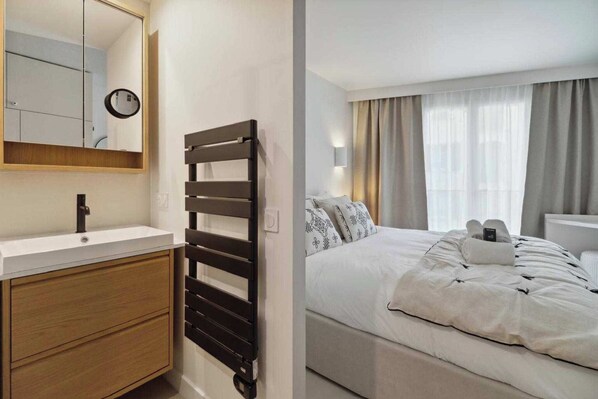 2 chambres, fer et planche à repasser, accès Internet, draps fournis