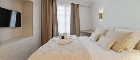 2 chambres, bureau, fer et planche à repasser, lit parapluie