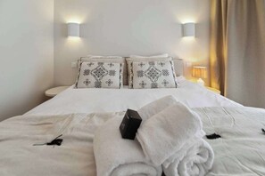 Iron/ironing board, Internet, bed sheets