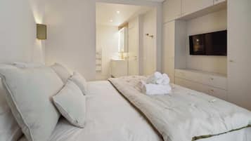 2 chambres, bureau, fer et planche Ă repasser, lit parapluie