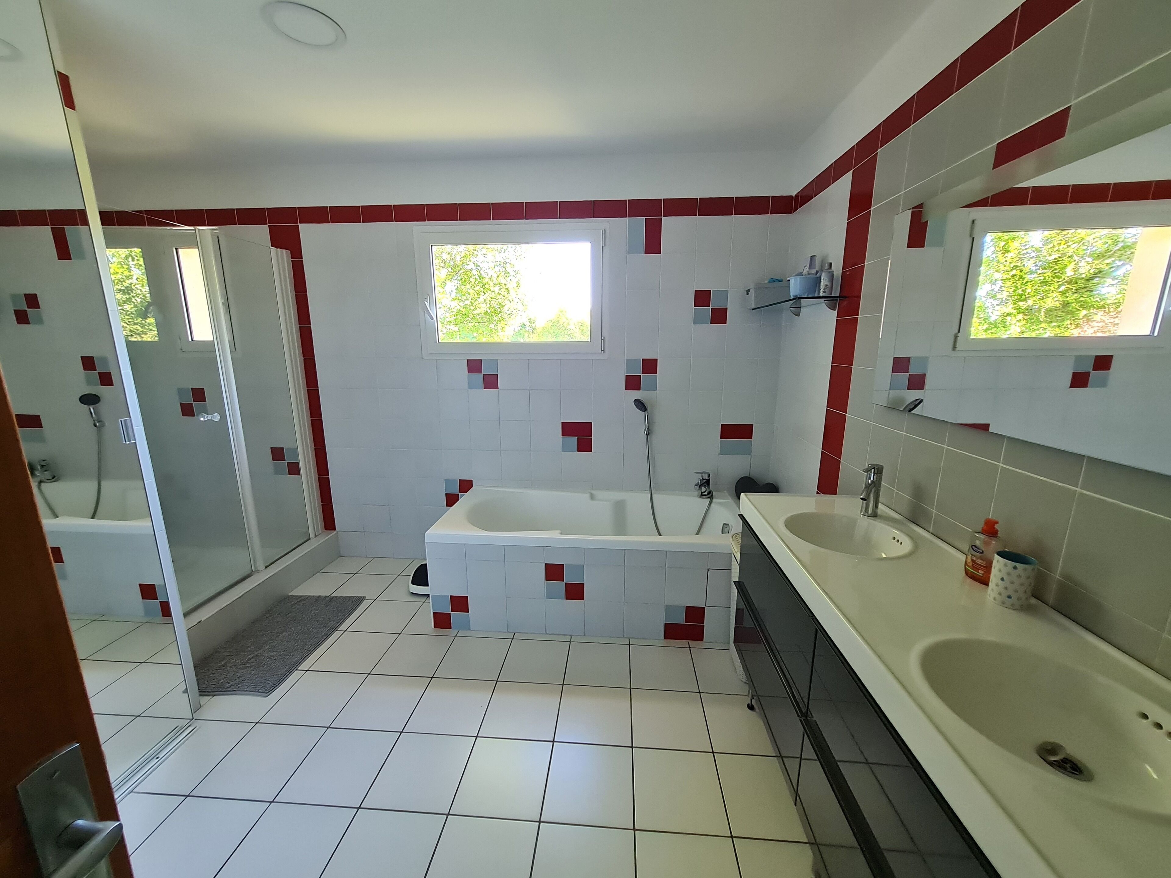Een douche, een haardroger, handdoeken, zeep