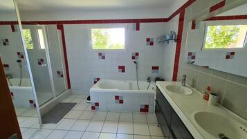 Een douche, een haardroger, handdoeken, zeep