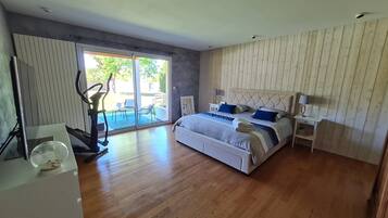 5 bedrooms, iron/ironing board, WiFi, bed sheets