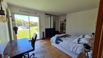 5 slaapkamers, een strijkplank/strijkijzer, wifi, beddengoed
