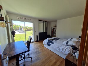 5 bedrooms, iron/ironing board, WiFi, bed sheets