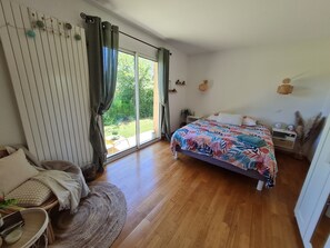 5 bedrooms, iron/ironing board, WiFi, bed sheets