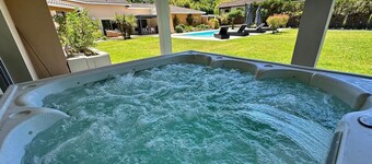 Magnificent villa with pool and spa near Bordeaux