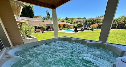 Magnificent villa with pool and spa near Bordeaux