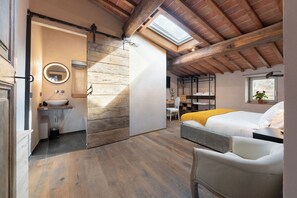 4 quartos, ferros/tábuas de passar roupa, Wi-Fi, roupa de cama