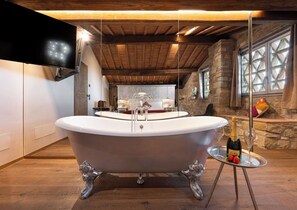 4 chambres, fer et planche à repasser, Wi-Fi, draps fournis