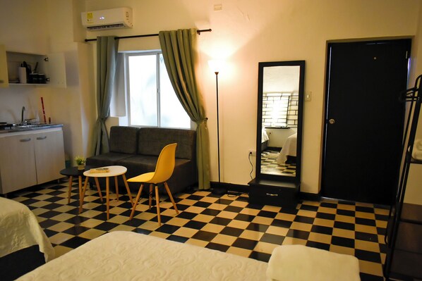 1 dormitori, planxa i posts de planxar, wifi i roba de llit