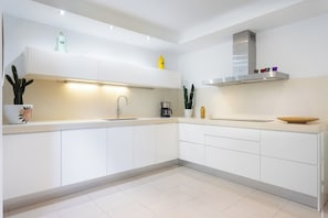 Microwave, oven, stovetop, dishwasher - Home2Book Ocean View Villa, Private Pool & Garden (Santa Cruz de Tenerife)