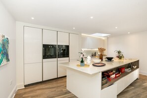 Réfrigérateur, four à micro-ondes, un four, surface de cuisson