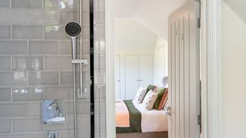 3 quartos, escrivaninha, ferros/tábuas de passar roupa