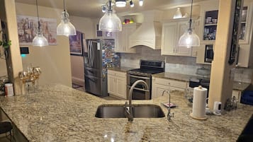 Een koelkast, een magnetron, een oven, een kookplaat