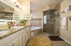 Shower, jetted tub, hair dryer, towels - Spacious 3-bedroom house with Swimming Pool and a Spectacular View in El Paso (El Paso)