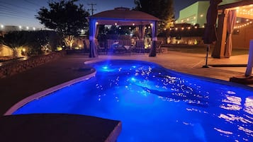 Een buitenzwembad, een verwarmd zwembad