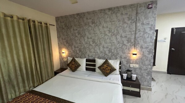 9 bedrooms, WiFi, bed sheets