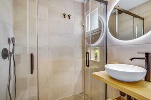 Shower, hair dryer - Holiday Home by Playa de la Carihuela (Torremolinos)