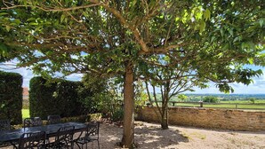 Outdoor dining - Charming house in the Charolais countryside overlooking the valley (VIRY)