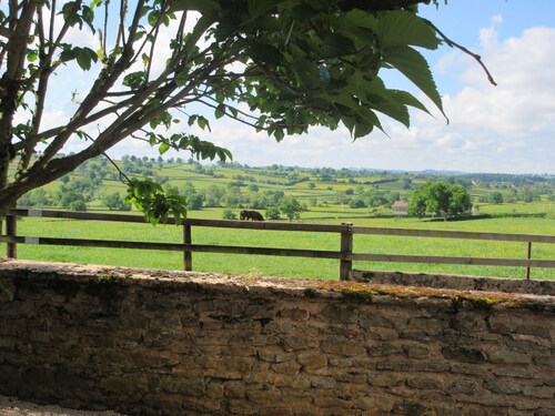 Charming house in the Charolais countryside overlooking the valley