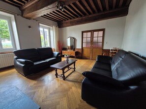 Fernseher, Kamin, Bücher