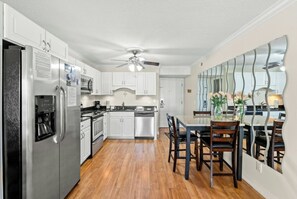 ثلاجة، ميكروويف، فرن، موقد طهي مسطح