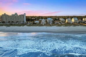 On the beach - Another Round -Oceanfront 5BR- Pool, Putting Green (North Myrtle Beach)