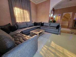 Smart TV, fireplace, DVD player, books