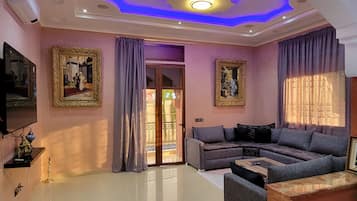 Smart TV, fireplace, DVD player, books