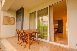 Outdoor dining - SanPietro Vacation Apartment 046 (Plazhi San Pietro)