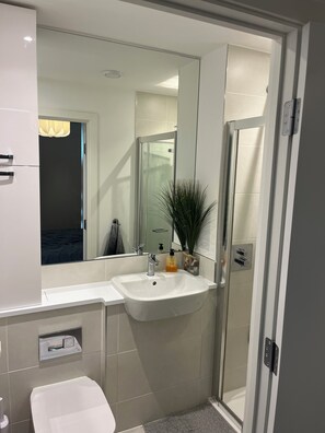 Shower, hair dryer, towels, soap - 3 beds with fabulous views of London, perfect to relax & explore. (London)